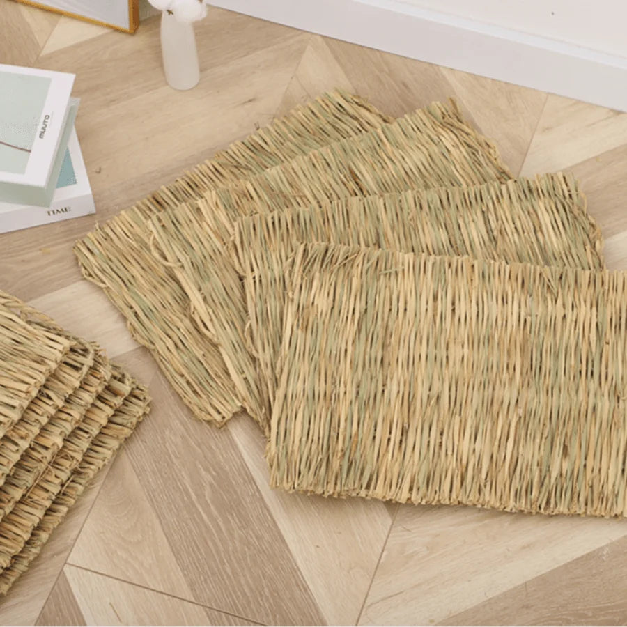 Estera de Hierba Tejida a Mano – Descanso y Diversión Natural para Pequeñas Mascotas 🌱